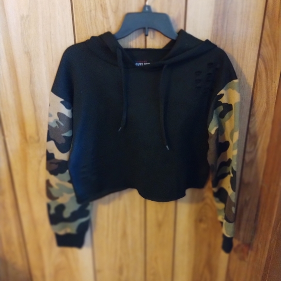 Lovelove Cropped black hoodie with camo sleeves. - Picture 4 of 4